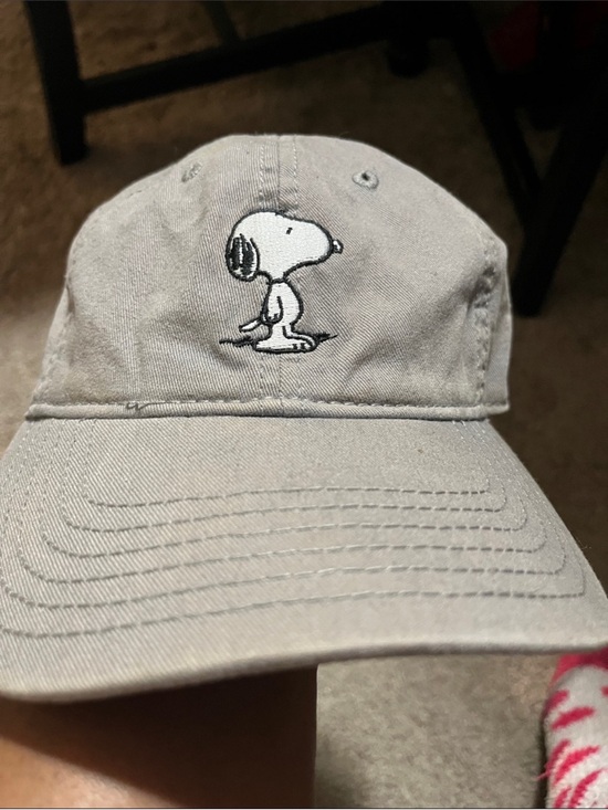 Peanuts Accessories - Snoopy Embroidered Baseball Cap - Light Gray
